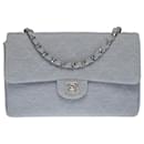 Magnifique et rare sac à mains Chanel Timeless/Classique Flap bag medium 25 cm en toile bleu ciel, garniture en métal argenté