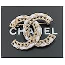 Broche de pin de cuero blanco de metal dorado Chanel