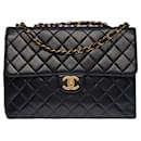 Majestic Chanel Timeless Jumbo single flap bag in black quilted leather, garniture en métal doré