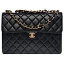 Majestic Chanel Timeless Jumbo single flap handbag in black quilted lambskin, garniture en métal doré