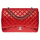 Majestic Chanel Timeless Maxi Jumbo handbag in poppy red quilted leather, Garniture en métal argenté