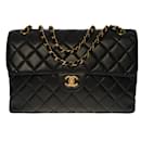 Magnificent & Rare Chanel Timeless/Classique lined-sided handbag in black quilted lambskin, garniture en métal doré