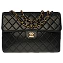 Majestic Chanel Timeless/Classique Jumbo bag in black quilted caviar leather, garniture en métal doré