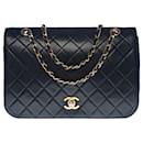 Splendide sac à main Chanel Classique Full flap en cuir matelassé noir, garniture en métal doré
