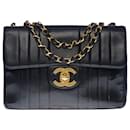 Majestueux sac à main Chanel Jumbo single flap bag en cuir d’agneau matelassé noir, surpiqûres verticales, garniture en en métal doré