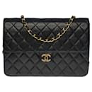 Beautiful Chanel Classique Flap Bag medium handbag in black quilted lambskin, garniture en métal doré
