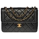 Sublime Chanel Classic Flap Bag Medium handbag in black quilted lambskin, garniture en métal doré