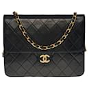 Splendide sac à main Chanel Classique flap bag en cuir matelassé noir, garniture en métal doré
