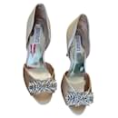 Zapatos de tacón de satén con diamantes de imitación - Badgley Mischka