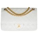 Superb Chanel Timeless / Classique handbag with lined flap in white quilted lambskin, garniture en métal doré