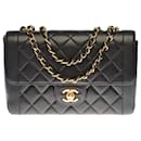 Superb Chanel Classic flap bag handbag in black quilted lambskin, garniture en métal doré