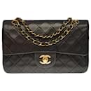 The coveted Chanel Timeless bag 23 cm with lined flap in brown leather, garniture en métal doré