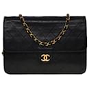 Very chic Chanel Classique flap bag medium bag in black quilted leather, garniture en métal doré