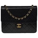 Très beau sac Chanel Classique flap bag en cuir matelassé noir, garniture en métal doré