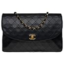 Beautiful Chanel Classique flap bag handbag in black quilted lambskin, garniture en métal doré