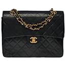 Beautiful Chanel Timeless/Classic medium handbag 25 cm with lined flap in black quilted leather, garniture en métal doré