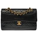 Beautiful Chanel Timeless/Classic Flap bag 23 cm in black quilted leather, garniture en métal doré