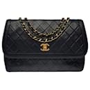 Beautiful Chanel Timeless/Classic flap bag medium handbag 25 cm in navy quilted leather, garniture en métal doré