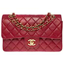 The coveted Chanel Timeless bag 23 cm with lined flap in garnet red quilted leather, garniture en métal doré