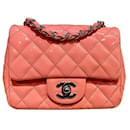Mini sac à rabat carré en cuir verni matelassé rose classique Chanel
