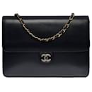 Very chic Chanel Classic flap bag in navy smooth leather, garniture en métal doré