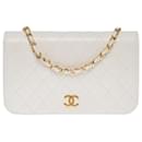 Magnificent Chanel Classique Full Flap handbag in white quilted lambskin, garniture en métal doré