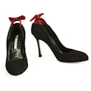Sapatos de salto e saltos Brian Atwood preto de camurça vermelho cetim laço clássico - tamanho 40