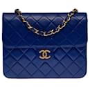 Magnifique Sac à main Chanel Classique Mini Flap bag en cuir matelassé bleu roi, garniture en métal doré