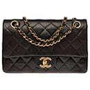 The coveted Chanel Timeless bag 22 cm with lined flap in dark brown quilted leather, garniture en métal doré
