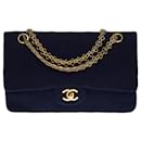 Sublime Chanel Timeless Medium handbag 25 cm with lined flap in navy blue jersey, garniture en métal doré