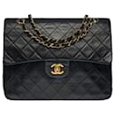 The coveted Chanel Timeless/Classic medium bag 25 cm with lined flap in black quilted leather, garniture en métal doré