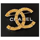 Spilla grande in metallo color oro con logo CC - Chanel