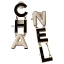 CHANEL Boucles d'oreilles en métal doré avec logo en émail noir/blanc - Chanel