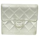 Carteira CHANEL Matelasse Bifold Silver CC Auth cr620 - Chanel