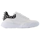 Sneaker With Studs in White Leather - Alexander Mcqueen