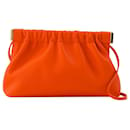 Die Bar Mini Shoulder Bag aus orangefarbenem veganem Leder - Nanushka