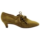 Manolo Blahnik Escarpins Oxford à Lacets à Talon Chaton en Daim Vert Olive