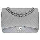 Majestic and Splendid Chanel Timeless Maxi Jumbo handbag with lined flap in gray quilted caviar leather, Garniture en métal argenté