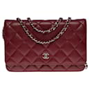 Superb Chanel Wallet On Chain handbag in burgundy quilted caviar leather, Garniture en métal argenté