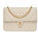 Very chic Chanel Classic flap bag in ecru quilted leather, garniture en métal doré