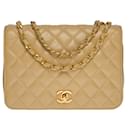 Beautiful Chanel Classic Full Flap MM handbag in beige quilted lambskin, garniture en métal doré