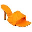 Bottega Veneta Women Lido Padded Pantolette aus orangefarbenem Lammleder