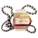 Reloj Versace esfera de nácar rosa pálido, correa en color blanco roto