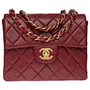 Splendid Chanel Timeless Mini flap bag handbag in burgundy quilted leather, garniture en métal doré