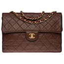 Majestic Chanel Timeless/Classique jumbo flap bag handbag in brown quilted leather, garniture en métal doré