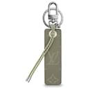 Bijou de sac et porte-clés Monogram Titanium Fluo Tab en titane gris - Louis Vuitton