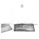 Pochette portefeuille zippée matelassée en cuir d'agneau métallisé argenté perforé Chanel d'occasion