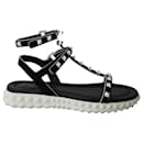 Valentino Garavani Rockstud Sandalen aus schwarzem/weißem Wildleder und Gummi