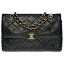 Magnificent Chanel Classique lined flap bag handbag in black quilted lambskin