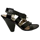 Sandalias de charol negro con hebilla de marca de Dolce & Gabbana